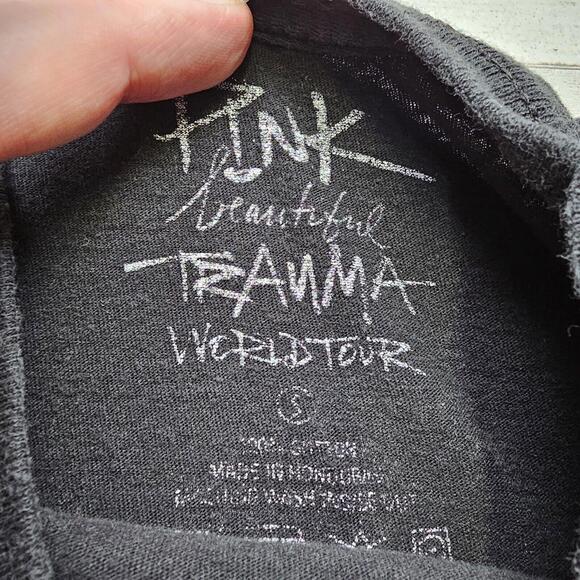 Pink Beautiful Trauma 2018 World Tour Black Short Sleeve Dual Tee Size SM - Picture 3 of 5